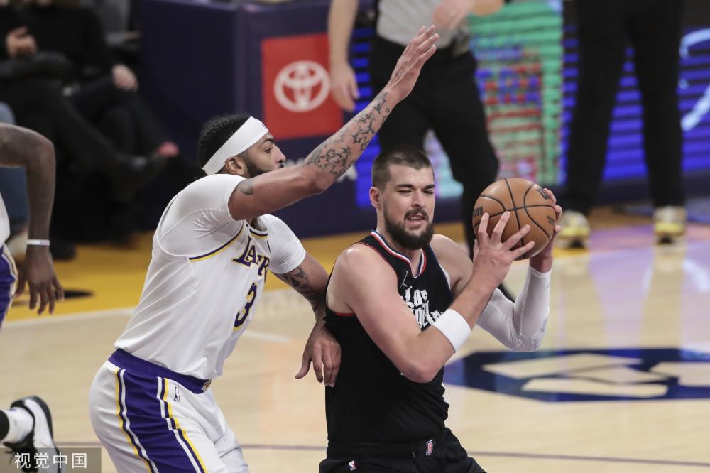 乒乓球场上 乒乓球场上