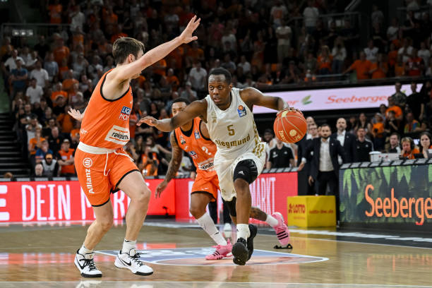 被英足总追 被英足总追